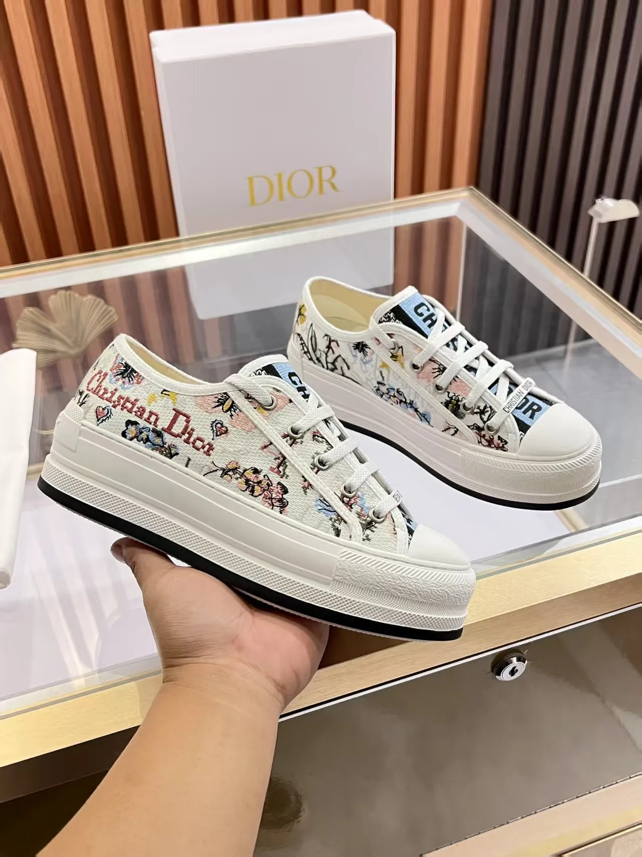 👟👟Ex-factory price 520👟👟 Walk‘n’Dior embroidered mid-top casual shoes are new in 2025. On the fashion stage, Dior embroidered shoes are the well-deserved protagonist. Delicate stitching is used on the upper, every stitch is devoted to the craftsman's efforts, and every thread is woven with artistic poetry. From complex floral patterns to smart geometric textures, embroidery is like the magic that gives shoes life, allowing them to show dynamic beauty even in static conditions.   Wearing Dior embroidered shoes feels like stepping into a dream world full of art. It is not only a pair of shoes, but also a walking piece of art that perfectly integrates fashion and culture. Whether you are strolling on the bustling city streets or attending important social occasions, Dior embroidered shoes can add unique charm to your style and become the focus of everyone's attention.   Choosing Dior embroidered shoes means choosing a persistent pursuit of quality and a unique understanding of fashion. Let it accompany you through every wonderful moment and leave your own fashion mark.  Material: Sheepskin lining, feet, silk cowhide, size 35-41, heel height 5cm